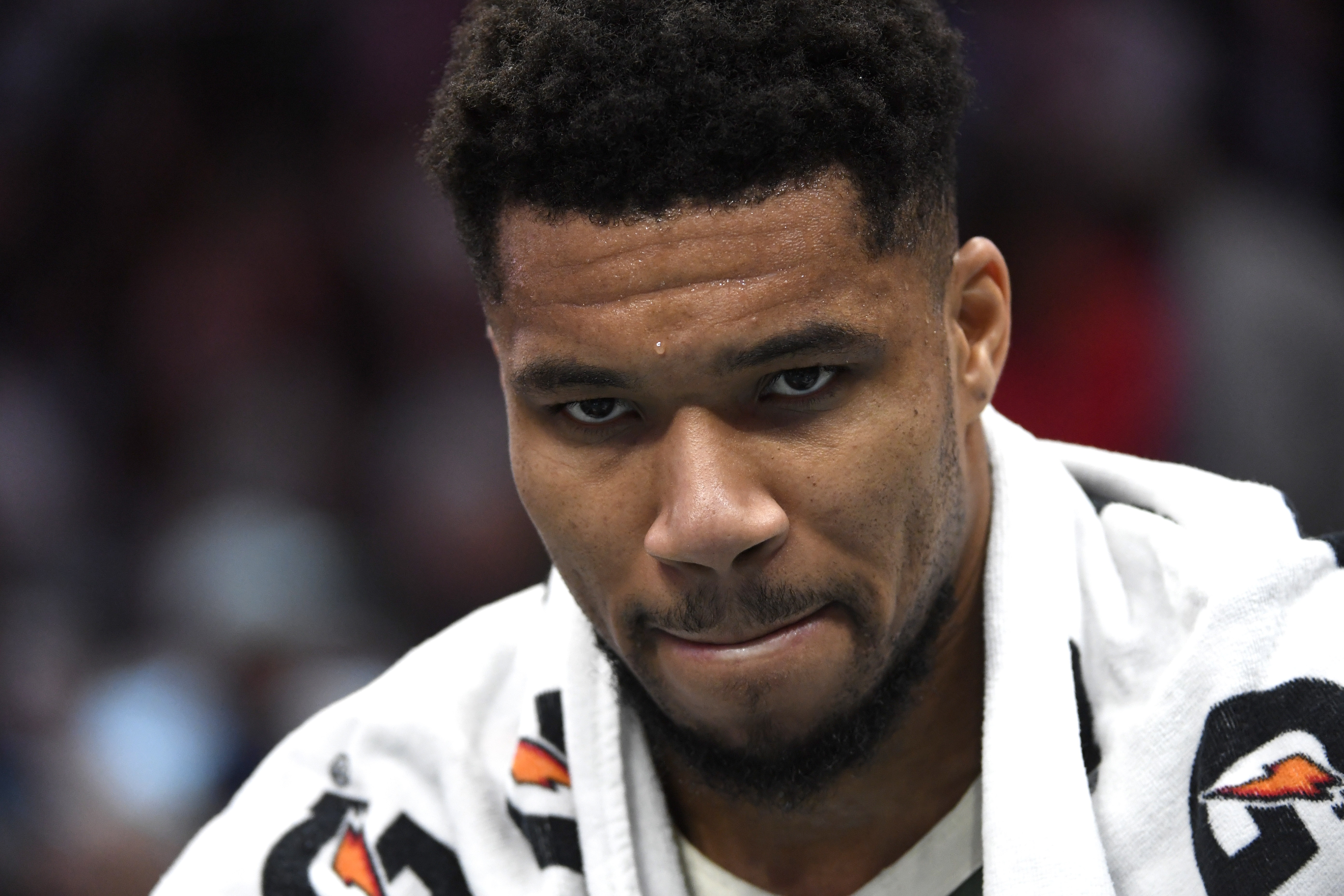 开云体育网页版入口-无心恋战？字母哥最后时刻伤退&amp;8中4拿到22分13板7助 罚球16中14